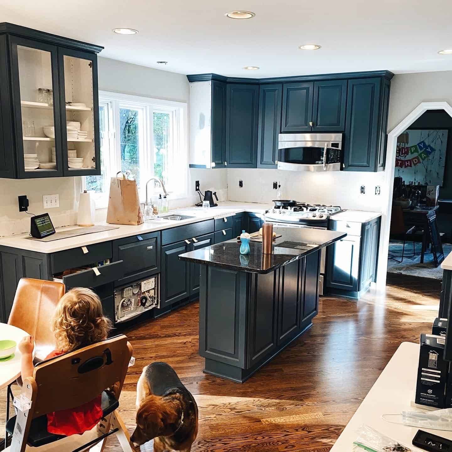 An island sitting in the middle of a kitchen area.