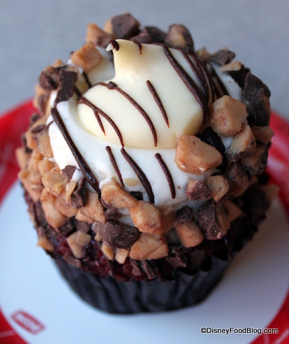 red velvet cheesecake cupcake