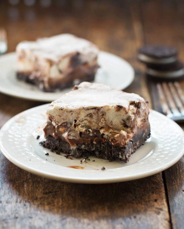 Oreo fudge ice cream bars on white plates.