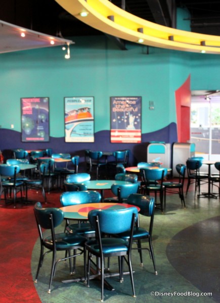 Pizza Port color and decor