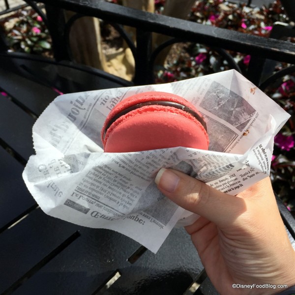 Macaron Chocolat Framboise: Large Raspberry Macaron with Chocolate Fudge and Raspberry Jam