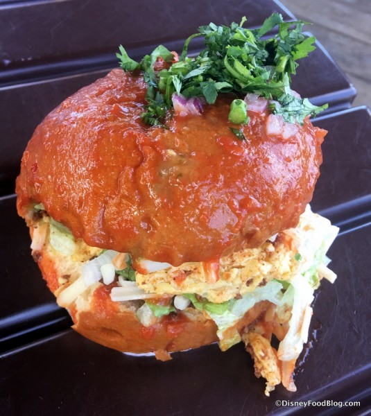 Pambazo de chorizo con huevo